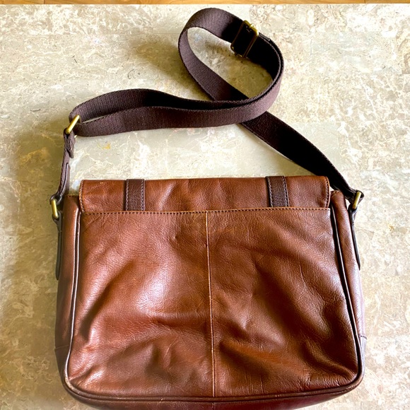 Vintage Leather Fossil Messenger Bag!!! It’s leather…the older, the better!!! - Picture 2 of 2